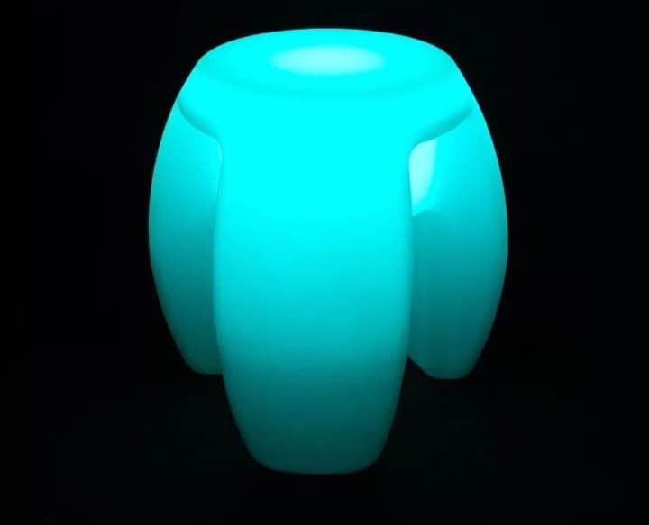 最後の一つ なんか変な形の椅子 光る！