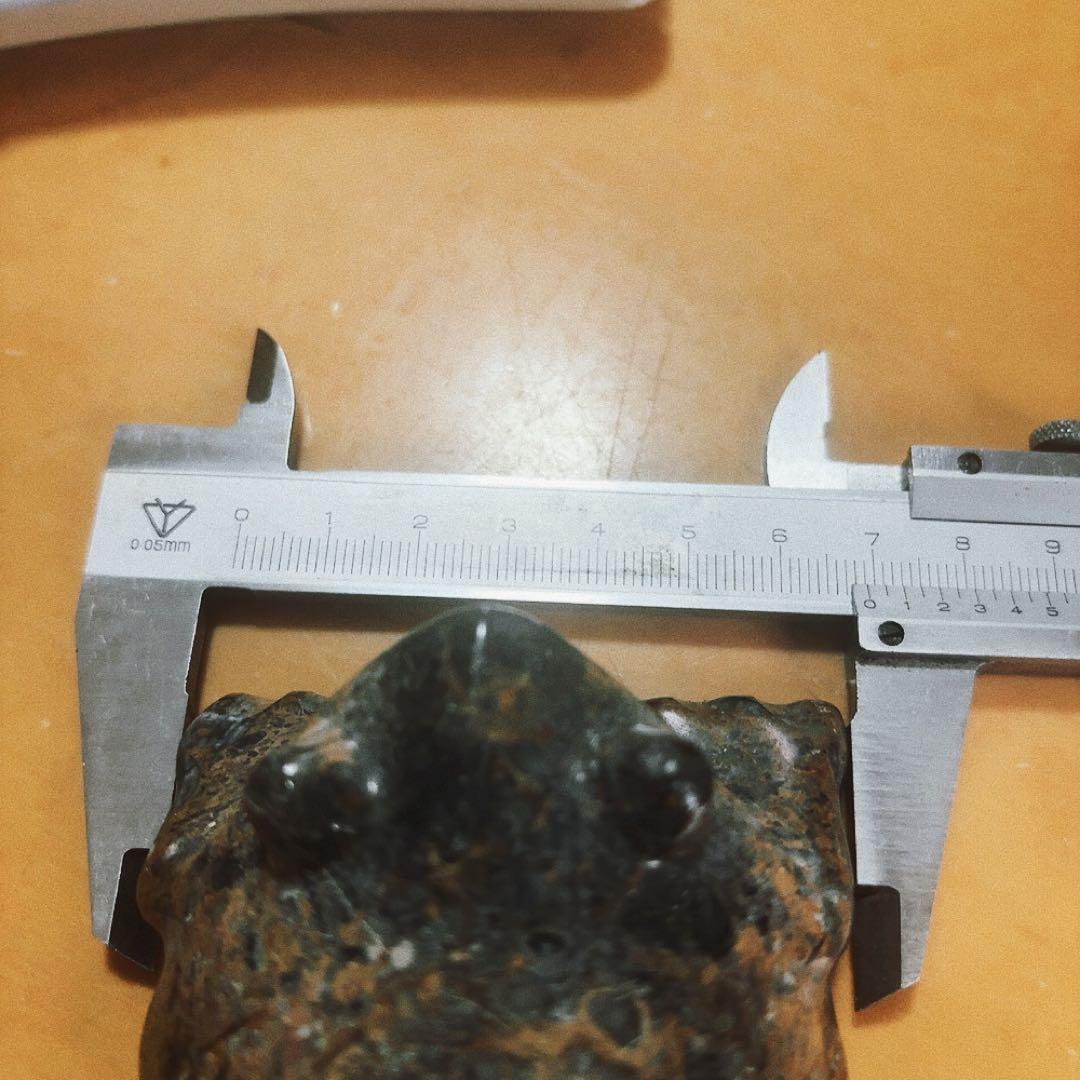 天然石　カエルの像