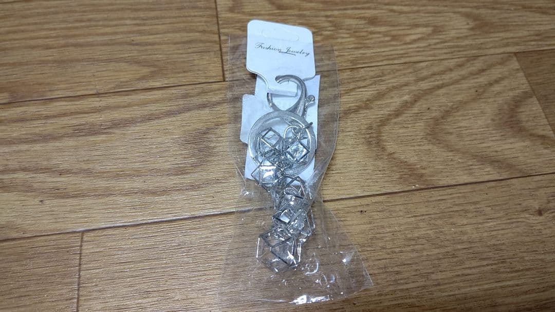 シルバー色のクリスタルチャーム2個セット