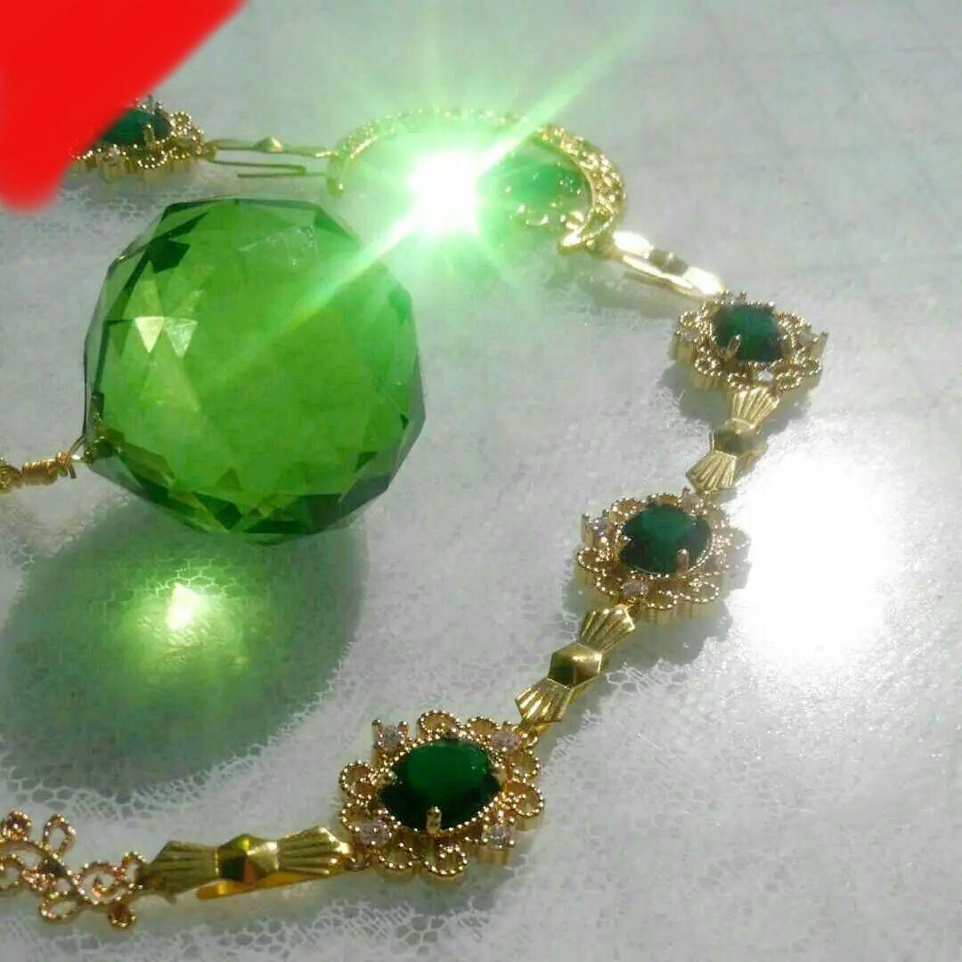 サンキャッチャー♡ハンドメイド「グリーンのステンドグラスとクリスタル蝶々♡」