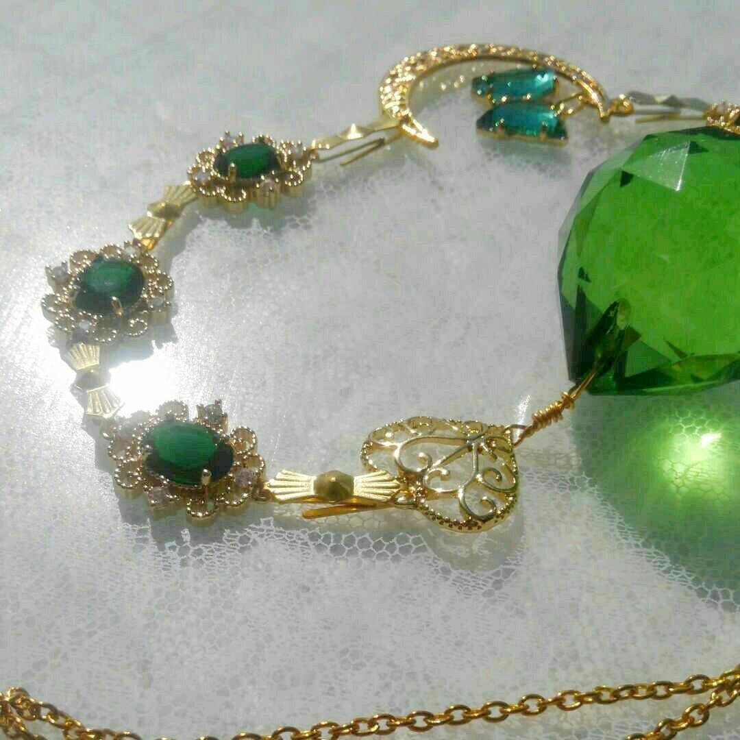 サンキャッチャー♡ハンドメイド「グリーンのステンドグラスとクリスタル蝶々♡」