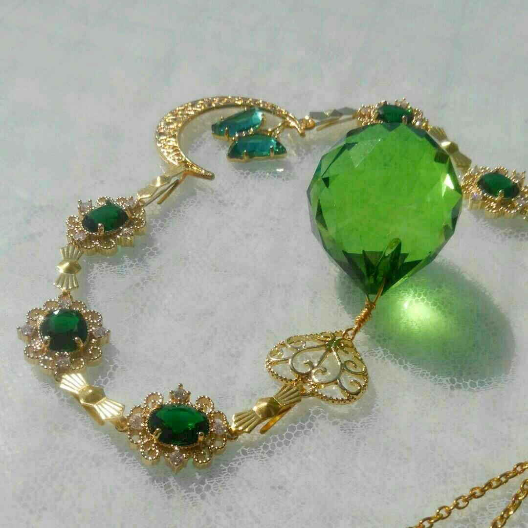 サンキャッチャー♡ハンドメイド「グリーンのステンドグラスとクリスタル蝶々♡」