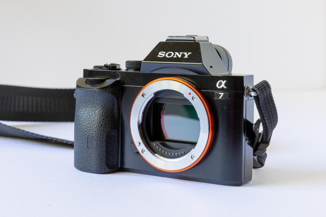 SONY α7 フルサイズミラーレス一眼、シャッター回数6060程と少ないです！