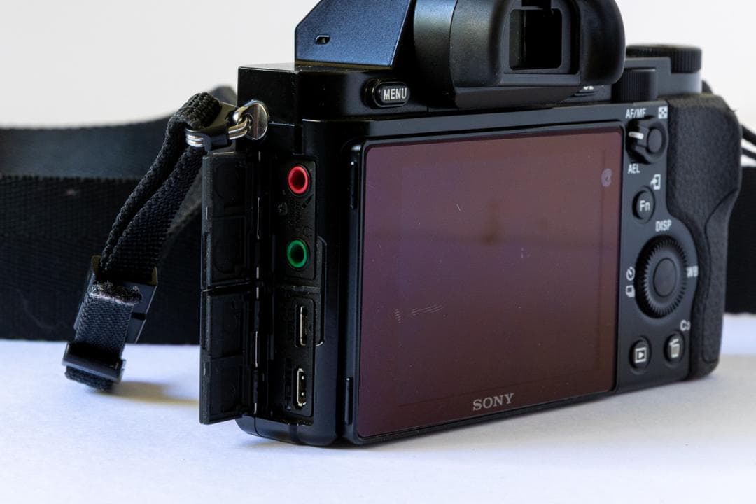 SONY α7 フルサイズミラーレス一眼、シャッター回数6060程と少ないです！