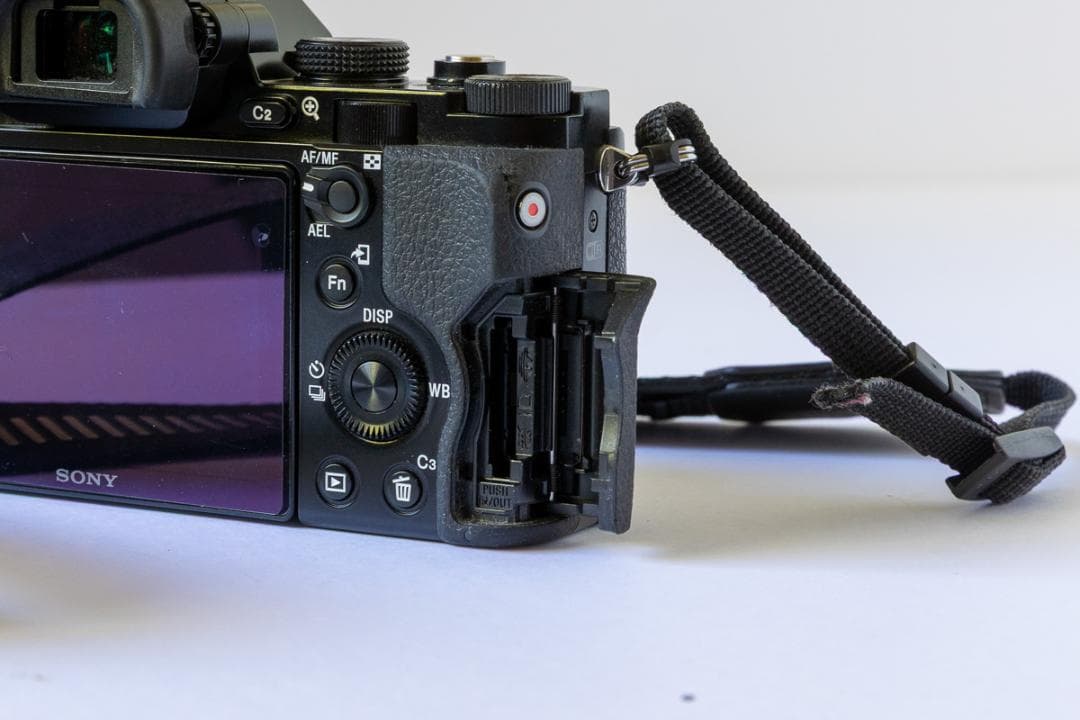 SONY α7 フルサイズミラーレス一眼、シャッター回数6060程と少ないです！