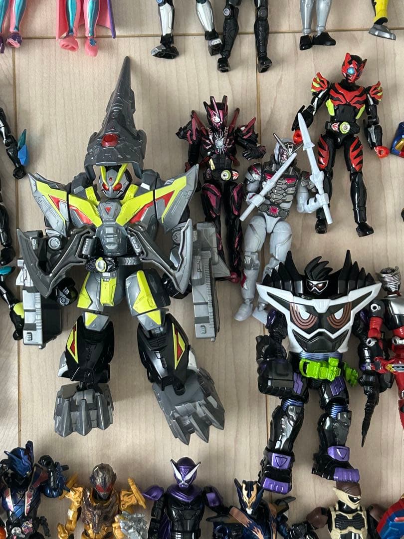 d*7様 【現物のみ/まとめ売り】仮面ライダー装動（その他含む）　約50体