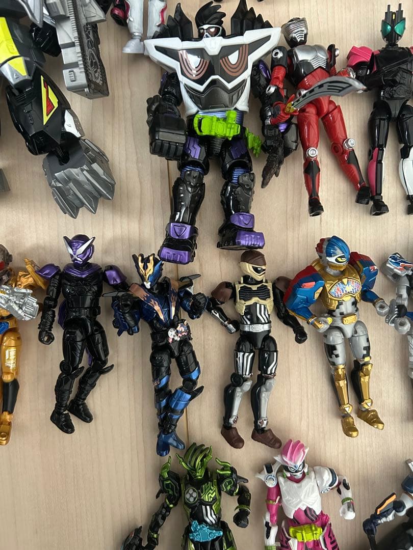d*7様 【現物のみ/まとめ売り】仮面ライダー装動（その他含む）　約50体