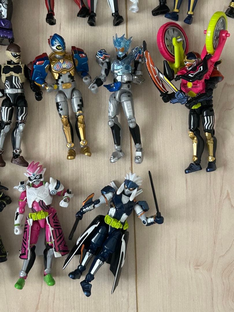 d*7様 【現物のみ/まとめ売り】仮面ライダー装動（その他含む）　約50体