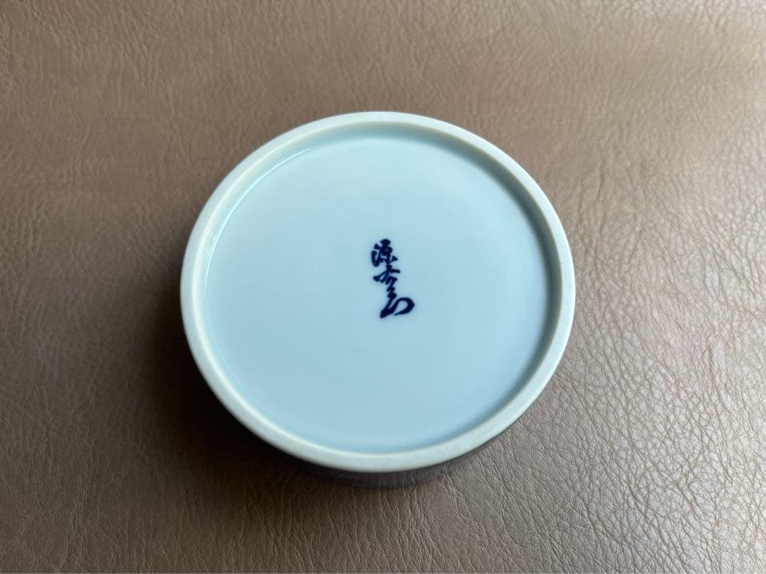 源右衛門　染付梅地紋　陶箱　蓋物　1点