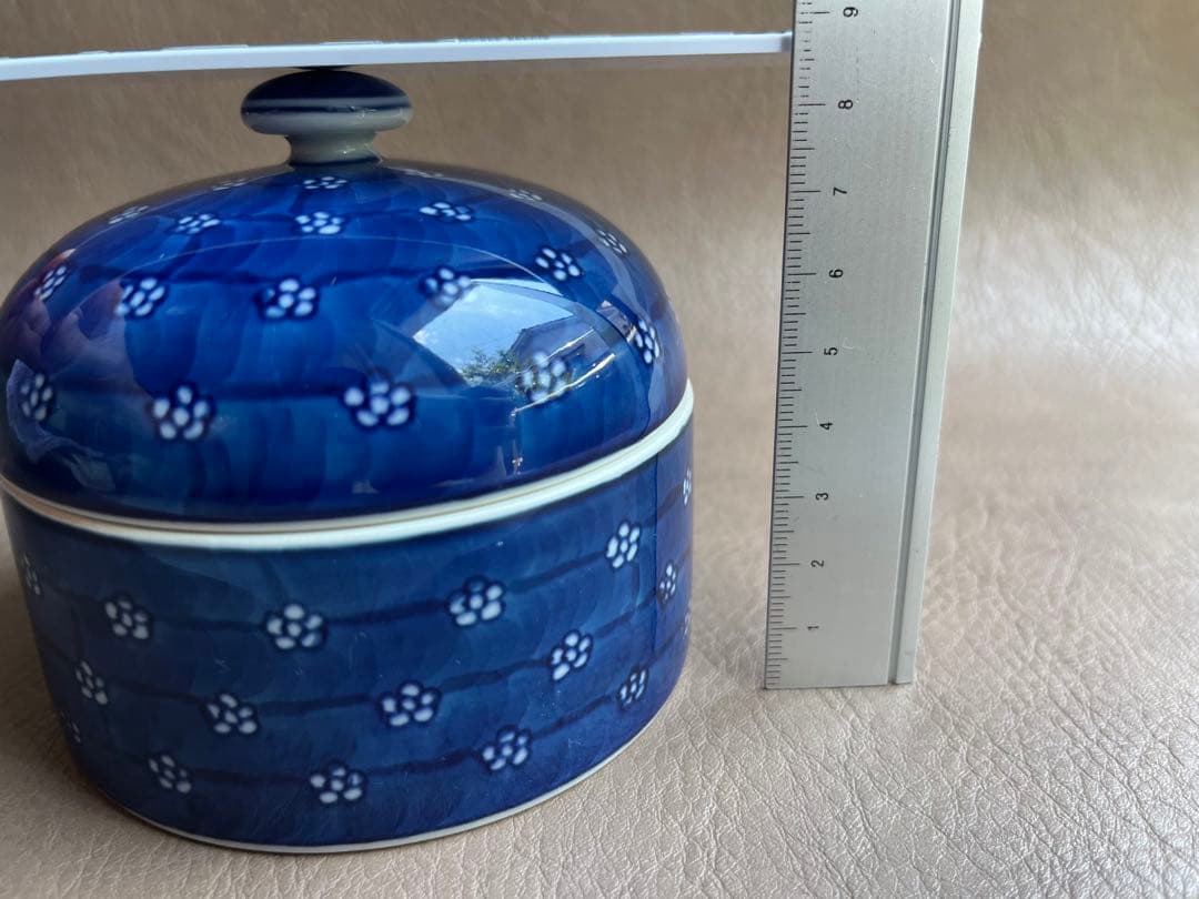 源右衛門　染付梅地紋　陶箱　蓋物　1点