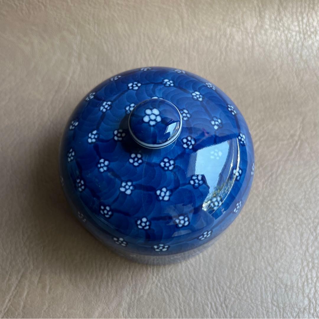 源右衛門　染付梅地紋　陶箱　蓋物　1点