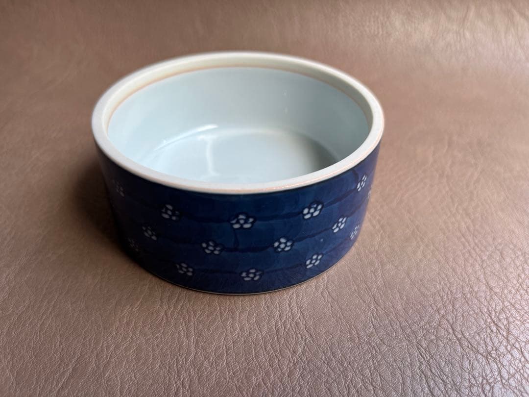 源右衛門　染付梅地紋　陶箱　蓋物　1点