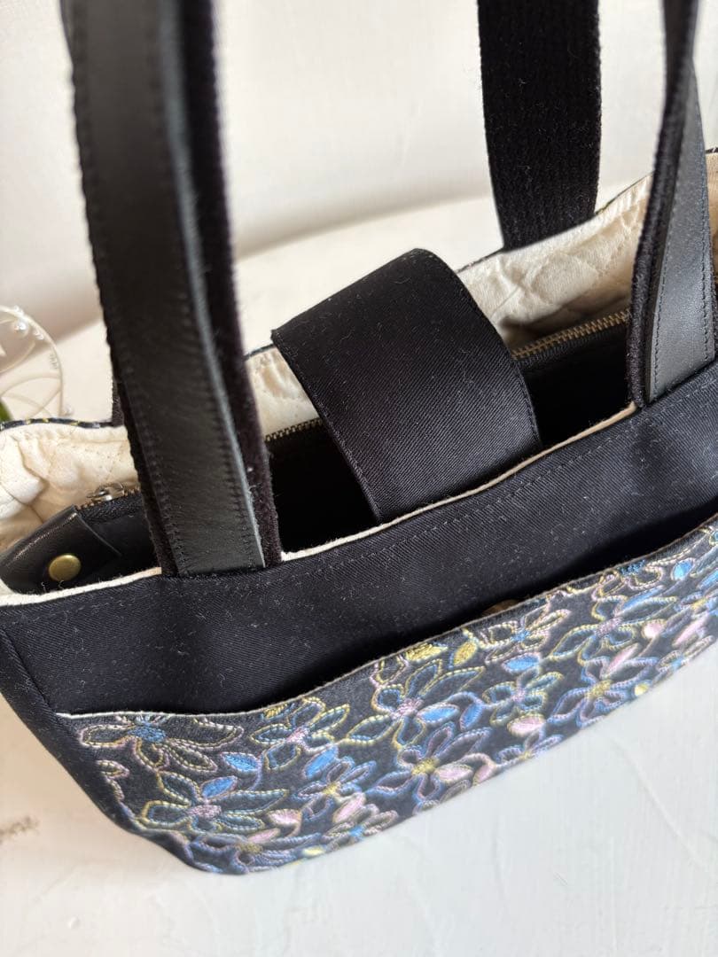 トートバック　黒系ウール刺繍