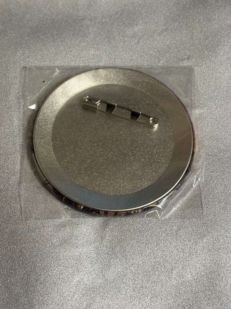 未開封 レオナ ツイステ 缶バッジ スケアリー ホログラム