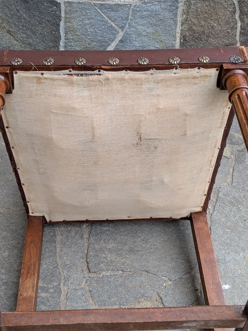 フランスのアンリ2世様式のアンティークチェアです。