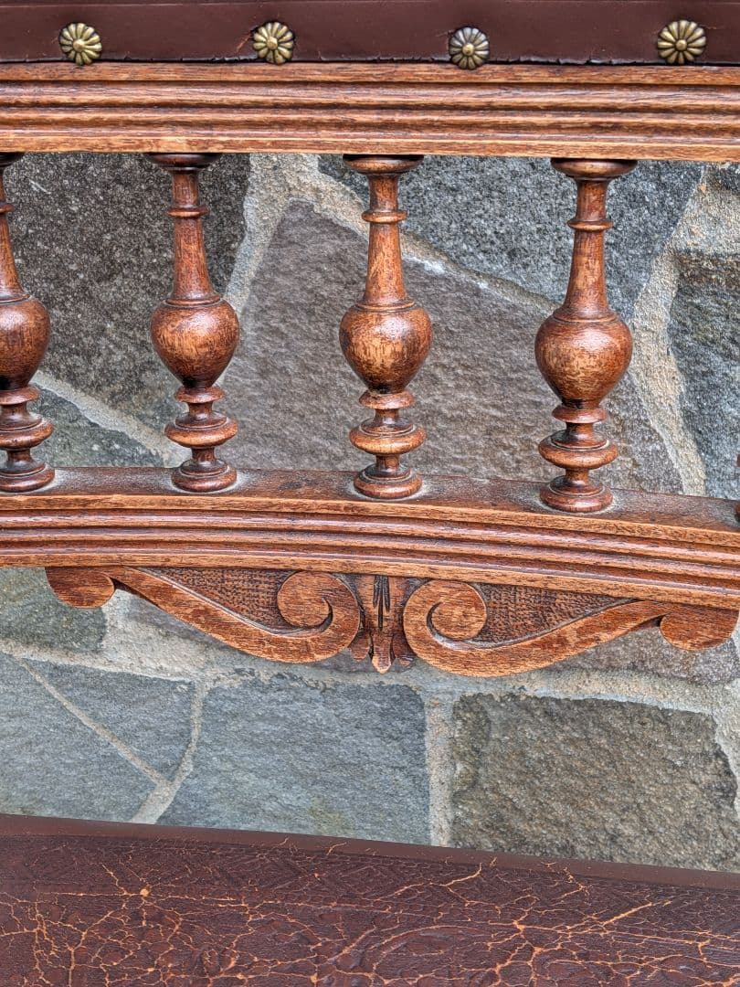 フランスのアンリ2世様式のアンティークチェアです。