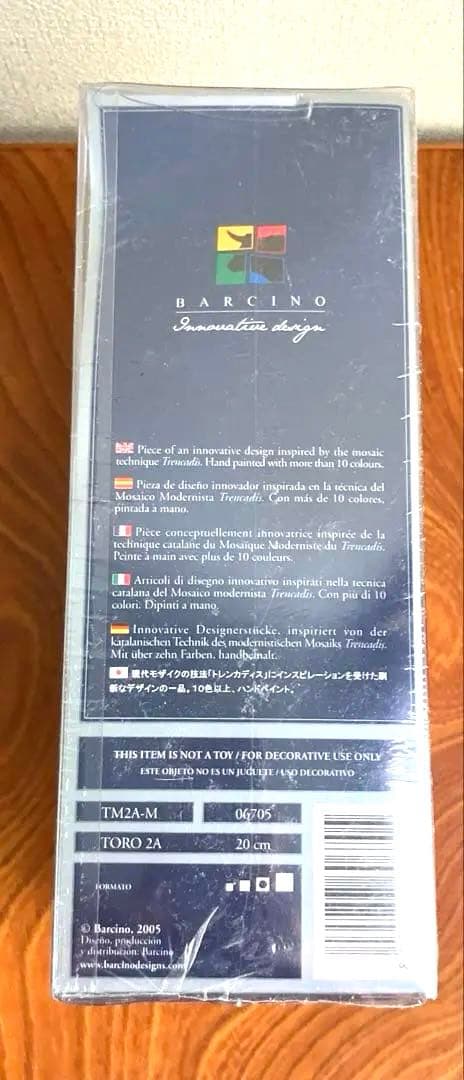 グエル公園　牛　ハンドペイント　手ぬり　モザイク模様の牛の置物