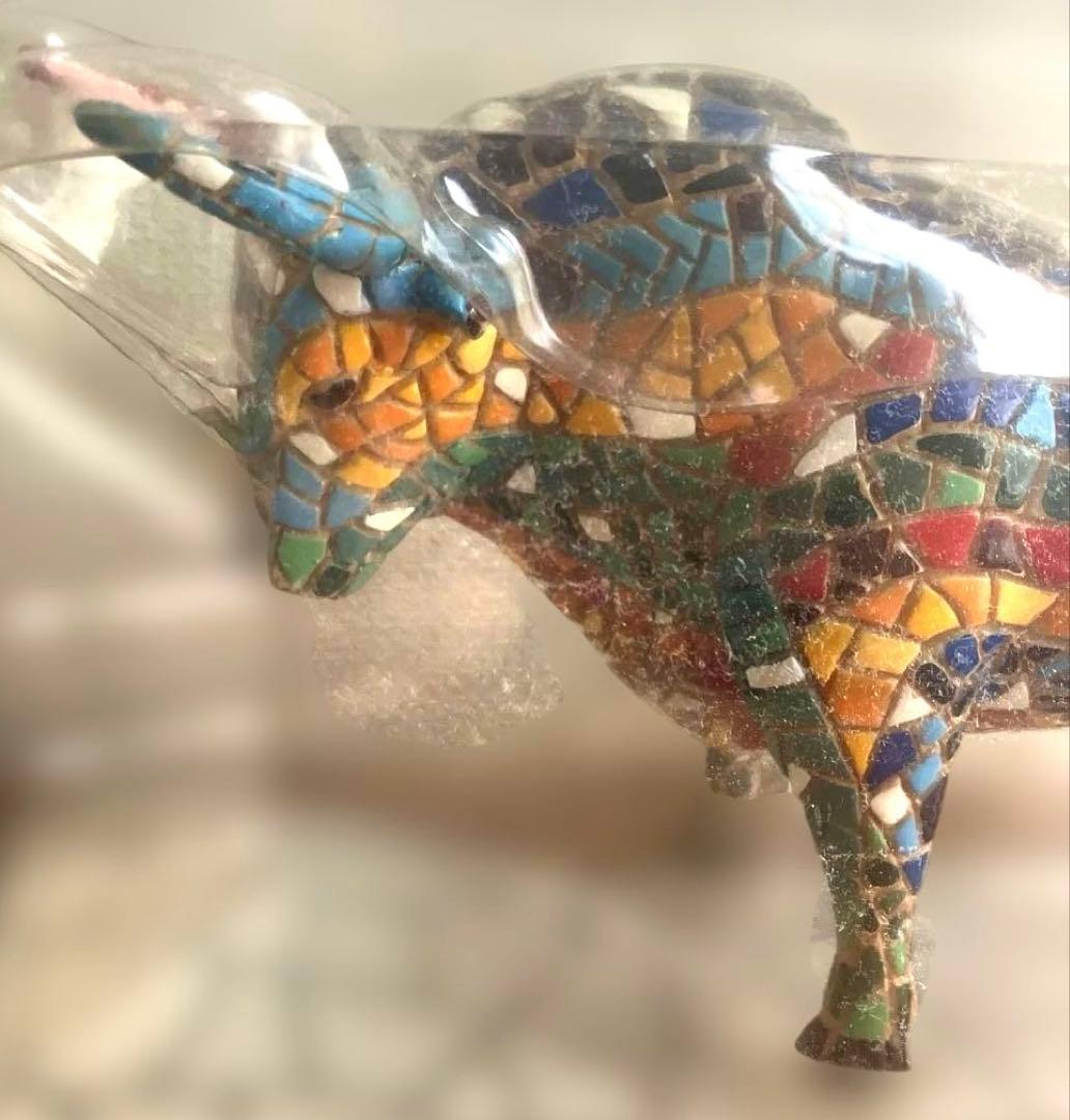 グエル公園　牛　ハンドペイント　手ぬり　モザイク模様の牛の置物