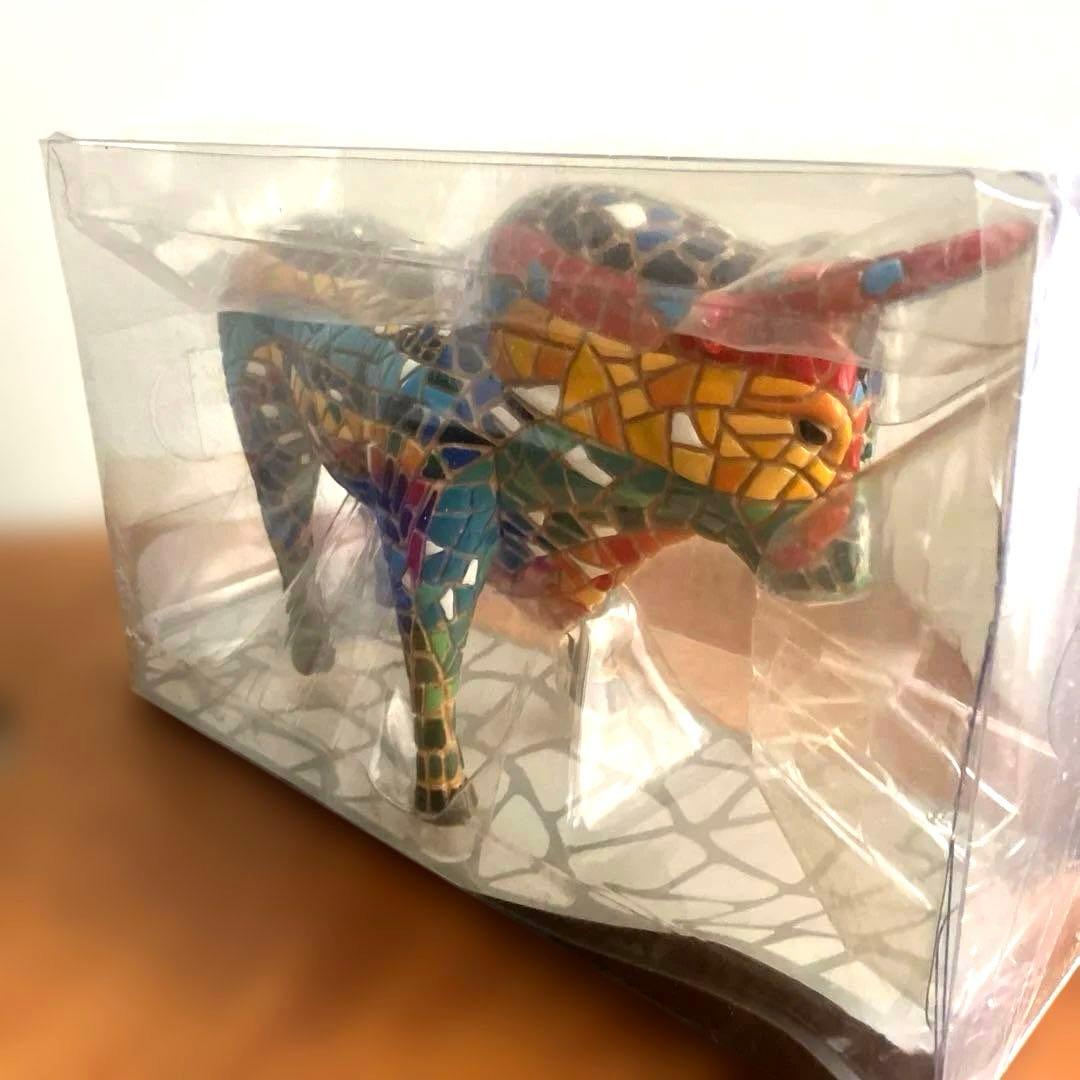 グエル公園　牛　ハンドペイント　手ぬり　モザイク模様の牛の置物