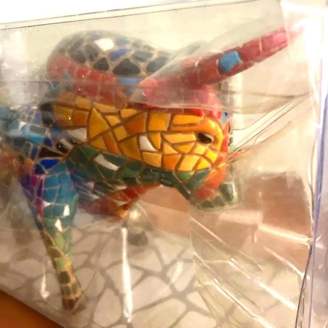 グエル公園　牛　ハンドペイント　手ぬり　モザイク模様の牛の置物