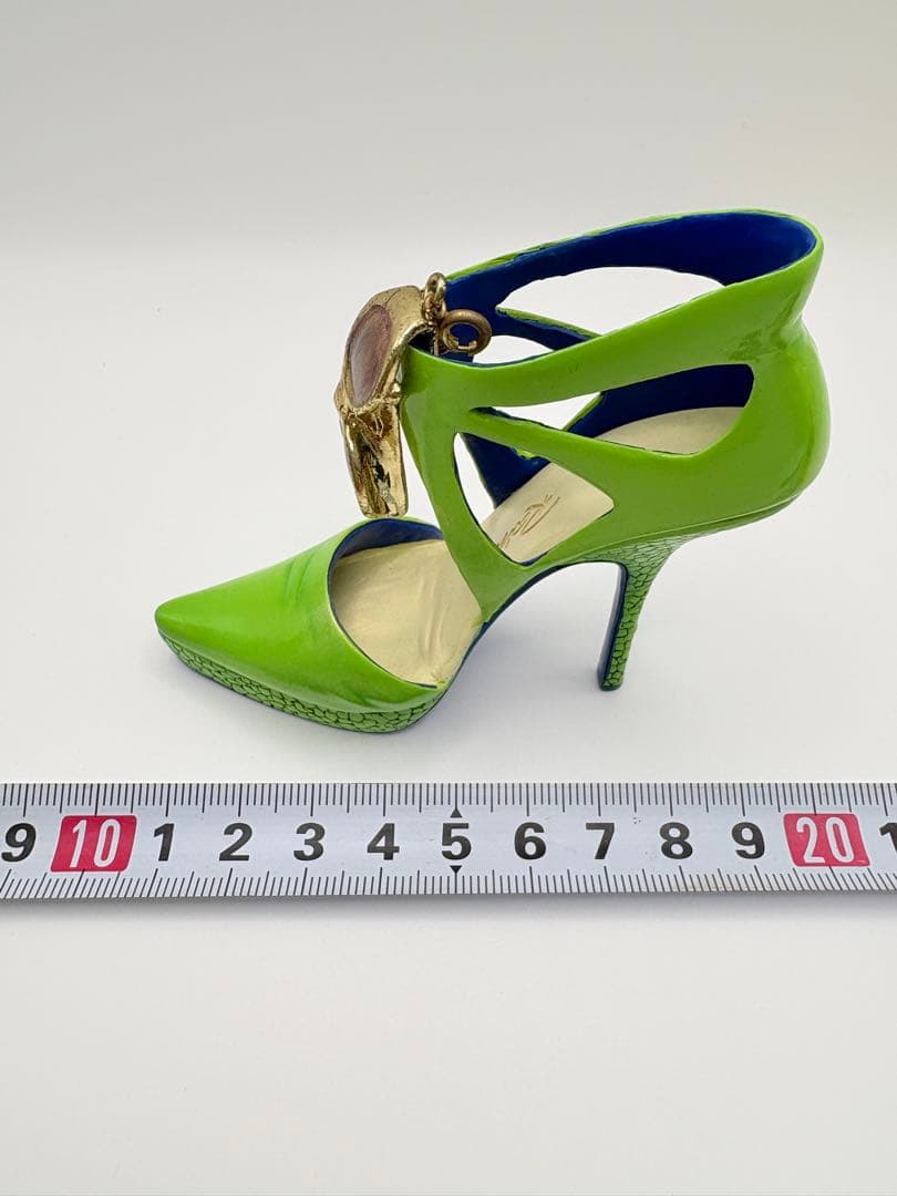 ロレインヴェイルの「Just the Right Shoe」シリーズミニチュア靴
