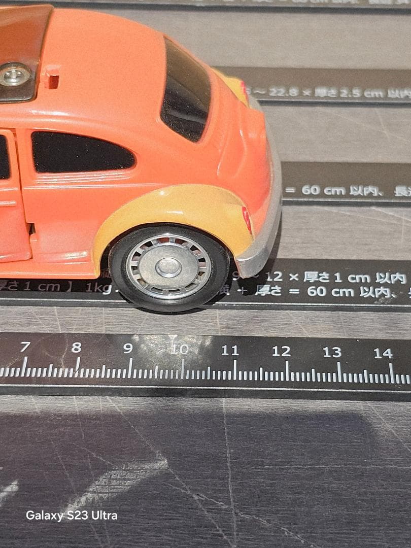 ドライバーが⬆️飛び出すビートルミニカー オレンジとクリーム色 フィギュア付き