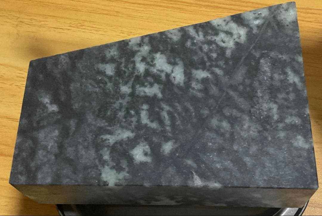 ［黒色　上質］　青海系の黒　糸魚川翡翠角材1313g ヒスイ　ひすい