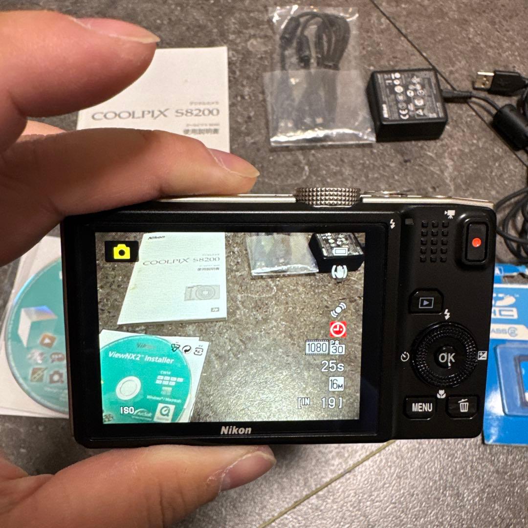 超美品　付属あり　Nikon COOLPIX S8200 ホワイト