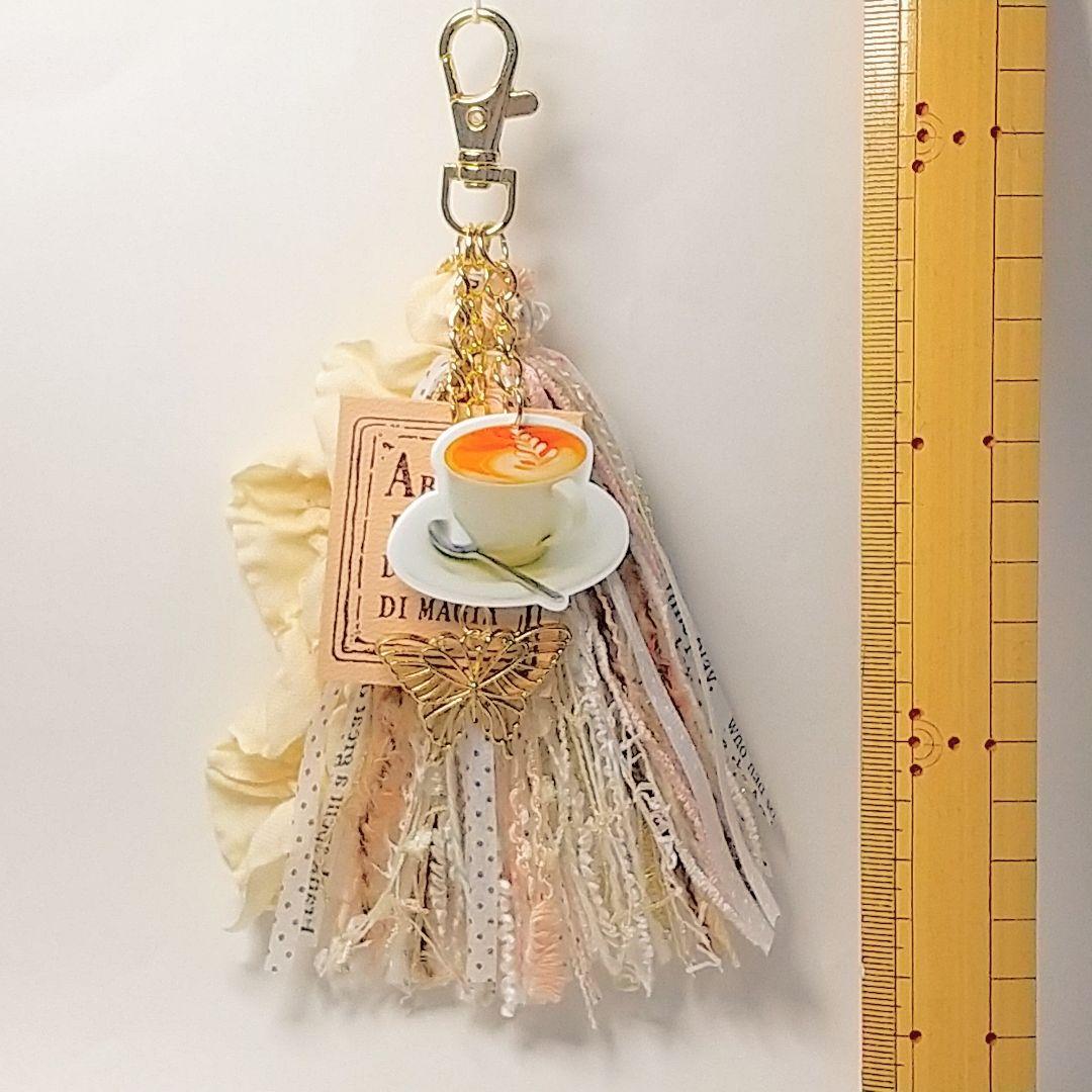 SOLD◆ハンドメイド タッセル チャーム 引き揃え糸 カフェ 蝶 革タグ 白