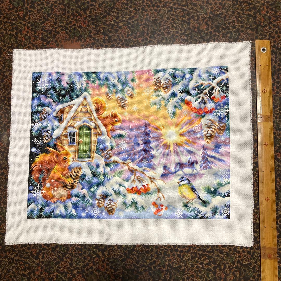 クロスステッチ完成品　winter morning 冬の朝　　風景リスと小屋