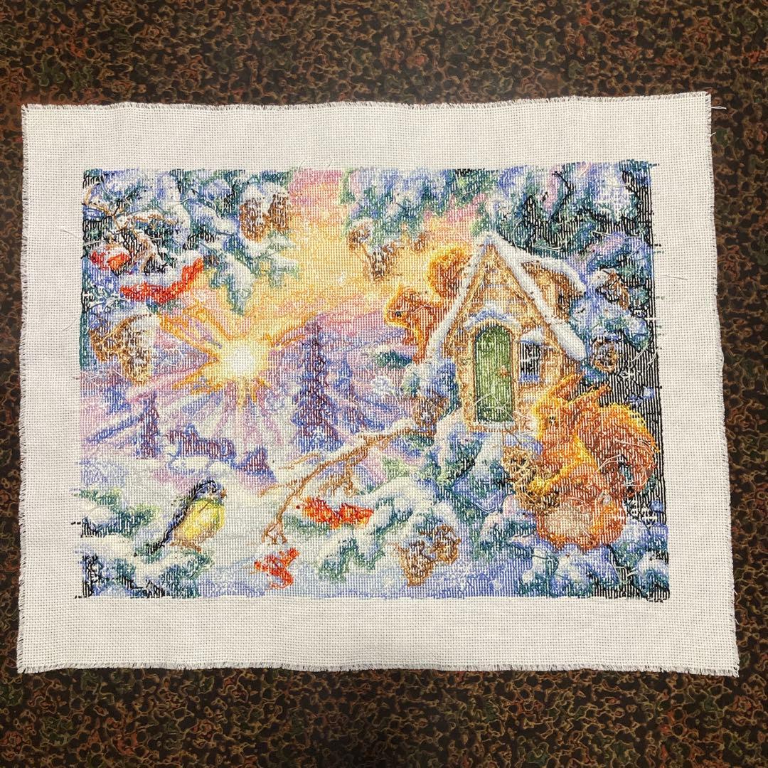 クロスステッチ完成品　winter morning 冬の朝　　風景リスと小屋