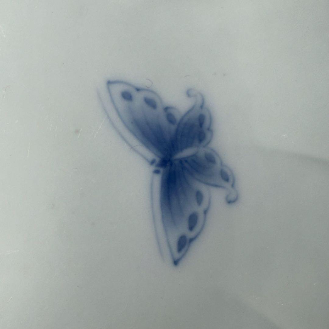 後期鍋島　染付蝶文牡丹形皿　1830-1870　「将軍家への献上鍋島」　同手掲載