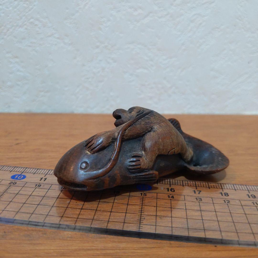 時代提物 縁起物根付 木彫 在銘【大鯰を押さえつける猿】長約7.2cm 重29ｇ