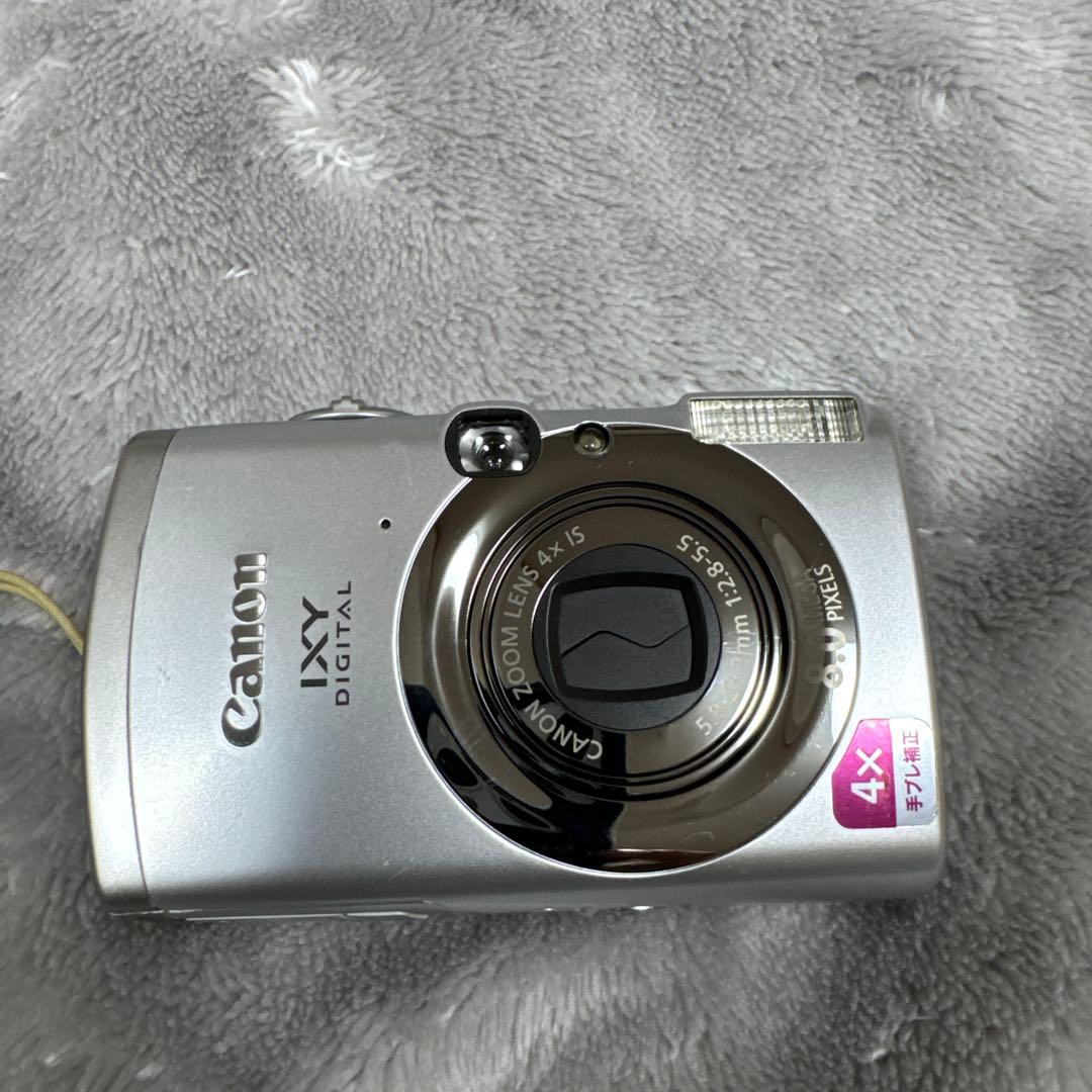 Canon IXY DIGITAL 810 IS 本体と充電器