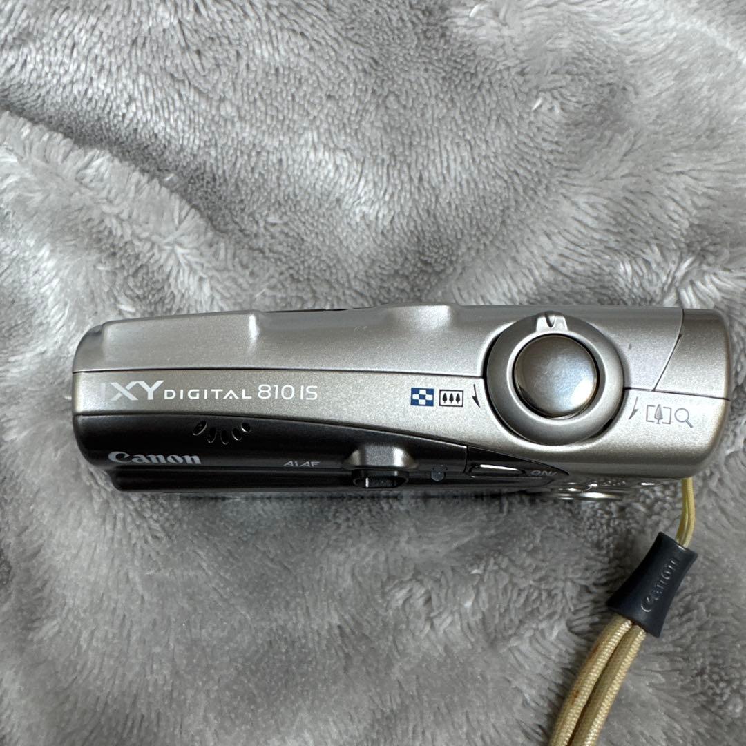 Canon IXY DIGITAL 810 IS 本体と充電器