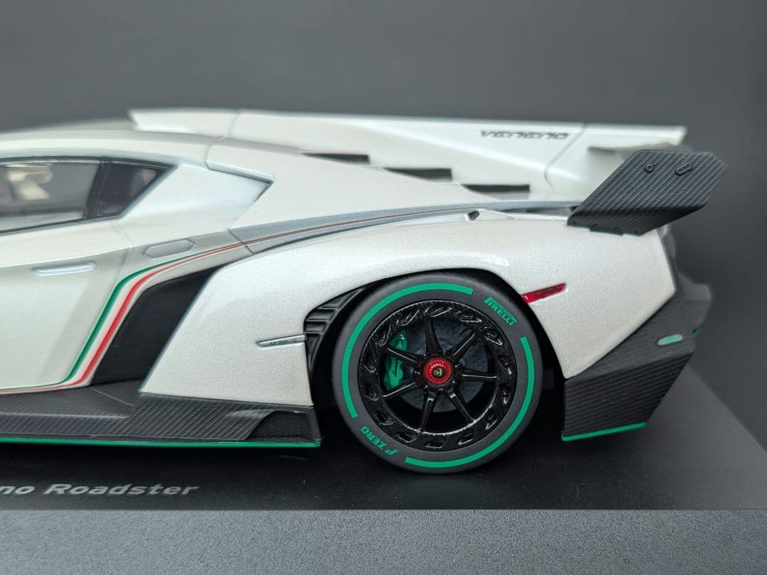 kyosho 1/18 ランボルギーニ ヴェネーノ ホワイト/グリーンライン