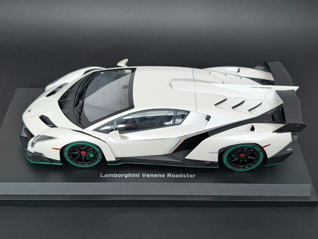 kyosho 1/18 ランボルギーニ ヴェネーノ ホワイト/グリーンライン