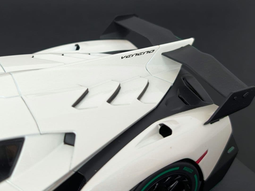 kyosho 1/18 ランボルギーニ ヴェネーノ ホワイト/グリーンライン