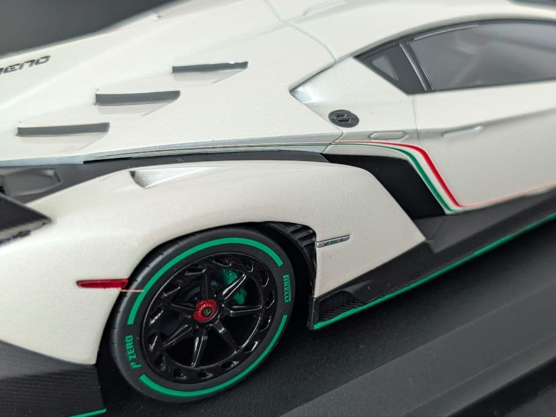 kyosho 1/18 ランボルギーニ ヴェネーノ ホワイト/グリーンライン