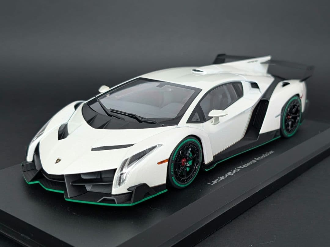 kyosho 1/18 ランボルギーニ ヴェネーノ ホワイト/グリーンライン