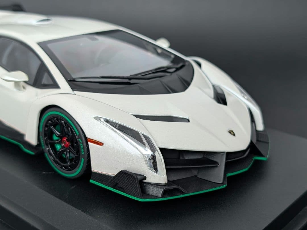 kyosho 1/18 ランボルギーニ ヴェネーノ ホワイト/グリーンライン