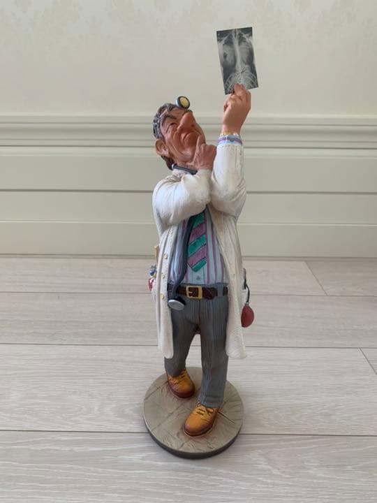 医者がレントゲンをにらむ・陶器製置物★ヨーロッパで購入！