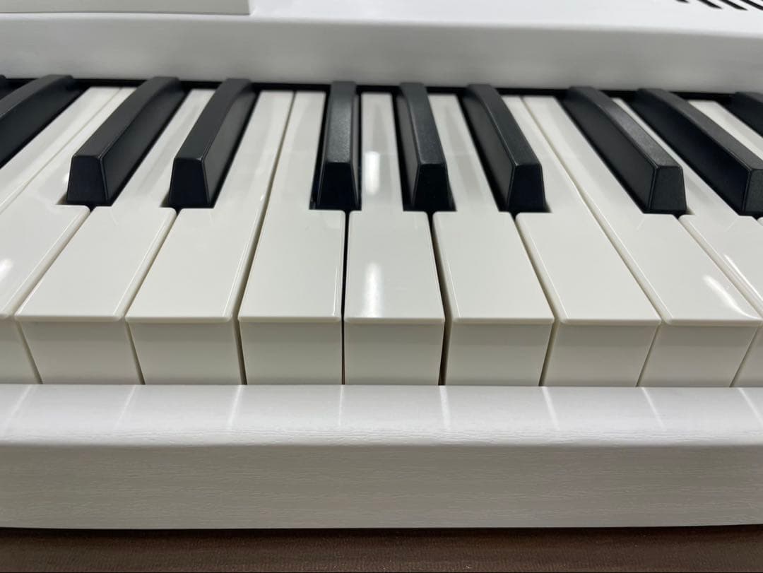 スタンド付き電子ピアノ88鍵盤 木目調ボディ　給電タイプ　ホワイト