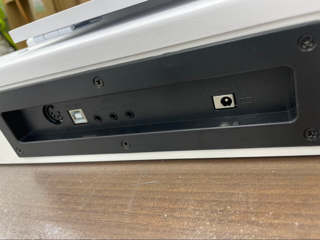 スタンド付き電子ピアノ88鍵盤 木目調ボディ　給電タイプ　ホワイト