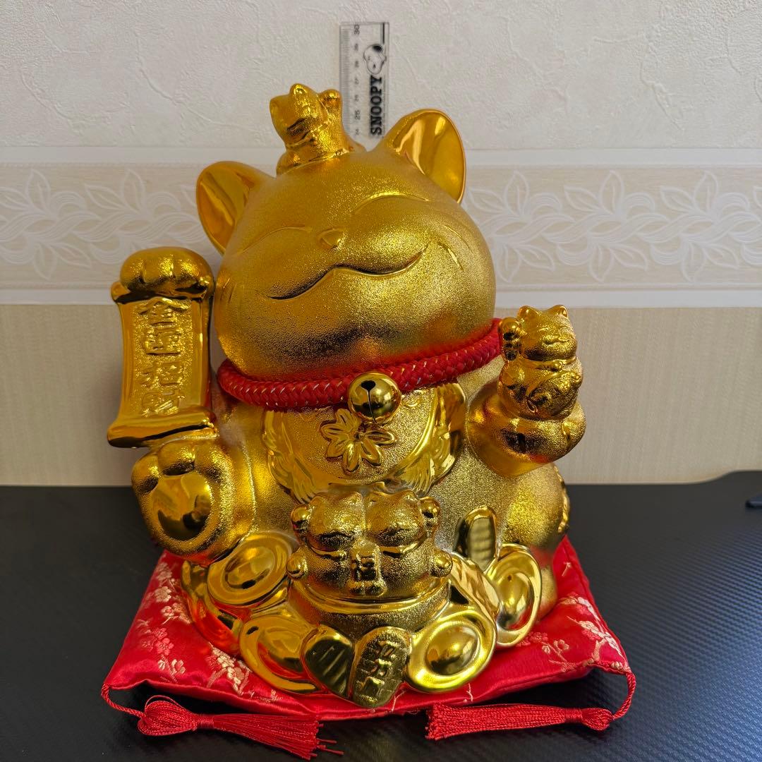 【金色の招き猫・貯金箱タイプ】 家内安全／招財／赤座布団付き
