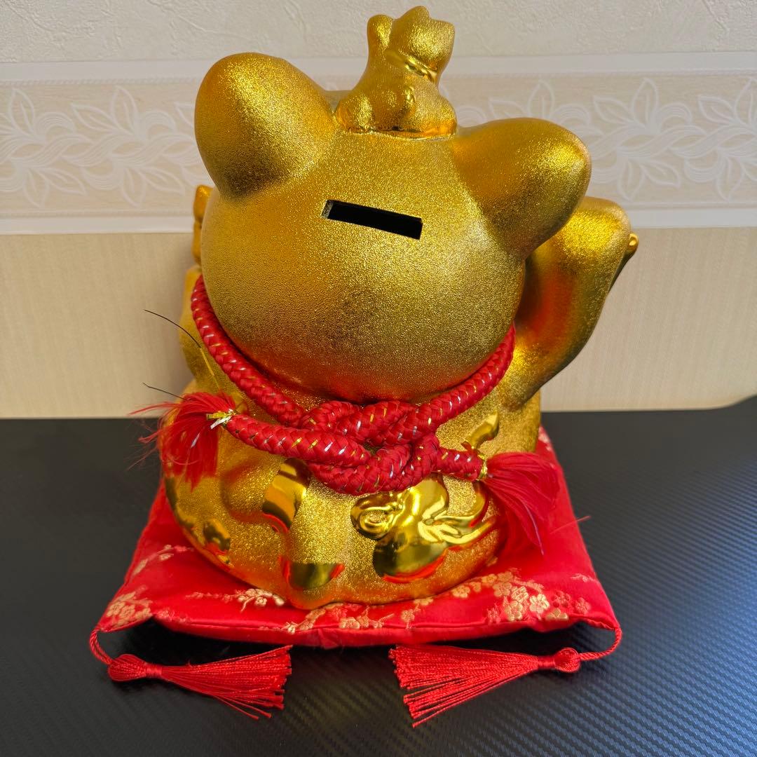 【金色の招き猫・貯金箱タイプ】 家内安全／招財／赤座布団付き