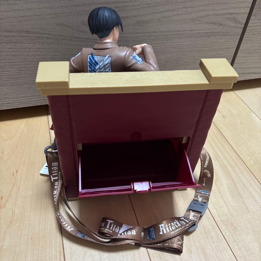 USJ 進撃の巨人　リヴァイ フィギュア 椅子付き