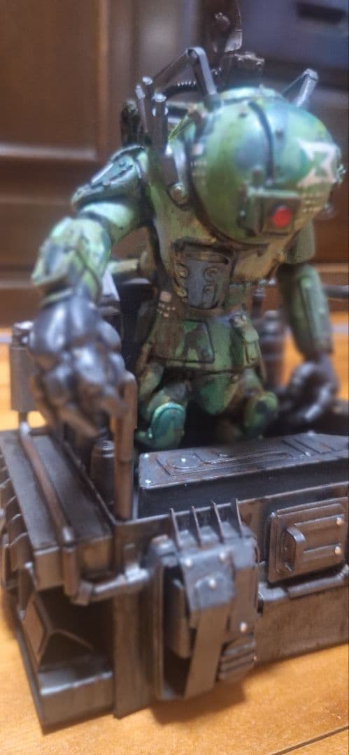 SF風ロボットフィギュア グリーン迷彩。ハンドメイド オリジナル作品。