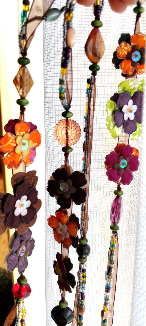 希少 繊細匠な花とビーズのコンビネーション