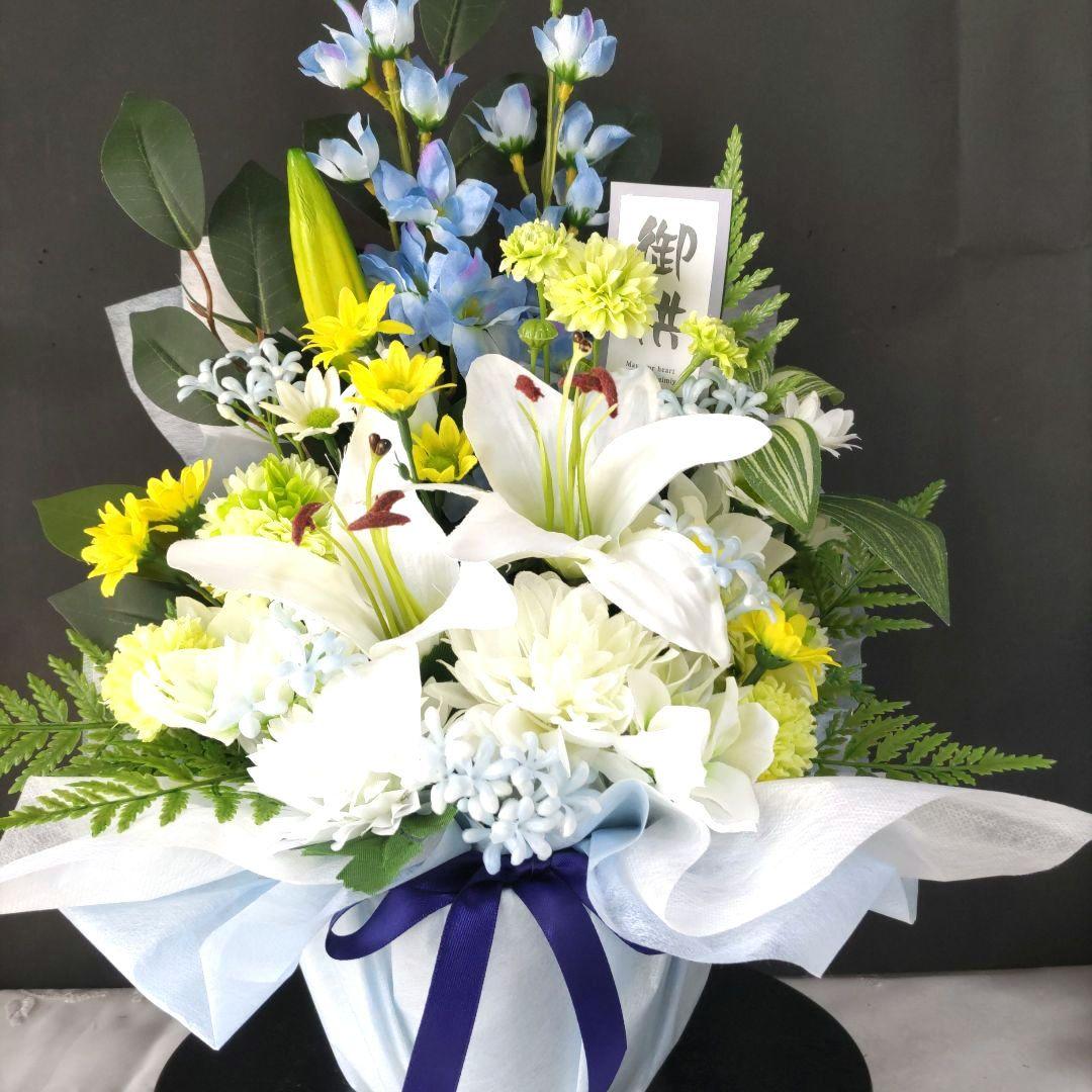 ユリと菊のお供え仏花、お盆花アレンジメント